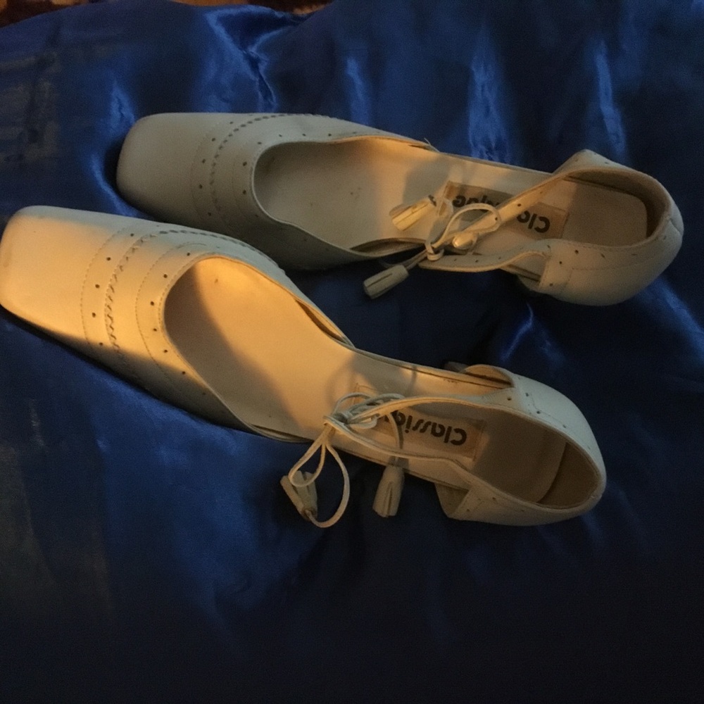 Cream, leather upper, open instep, ankle tie, Classique shoes, size 8.5.